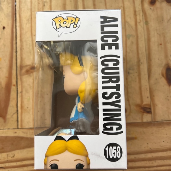 Alice Funko Pop (Curtsy) - Picture 2 of 4